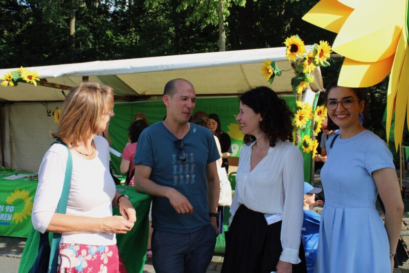 Im Gespräch vor dem grünen Stand sind Isabelle Hiekel (umweltpolitische Sprecherin der Grünen Fraktion Brandenburg), Benedikt Lux (MdA), Bettina Jarasch (Umweltsenatorin) und Tuba Bozkurt (MdA).