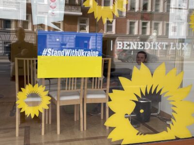 #StandWithUkraine Solidaritäts-Schild in Wahlkreisbüro von Benedikt Lux