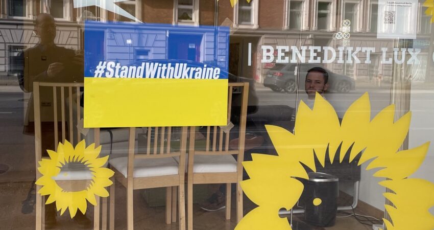 #StandWithUkraine Solidaritäts-Schild in Wahlkreisbüro von Benedikt Lux