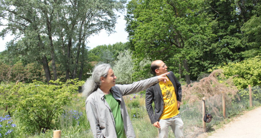 Turgut Altug und Benedikt Lux vor einer Blühwiese