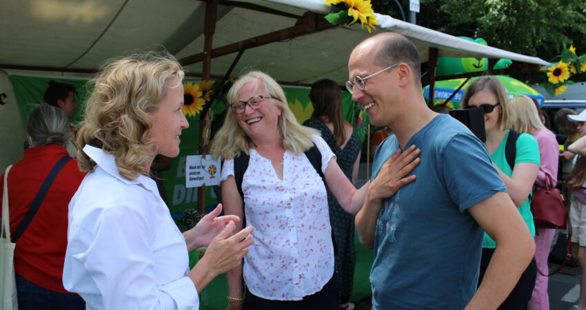 Steffi Lemke, Bundesumweltministerin und Benedikt Lux, umweltpolitischer Sprecher im Gespräch beim Umweltfestival 2022
