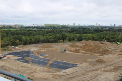 Baustelle Klärschlammverwertungsanlage Waßmannsdorf ist im Vordergrund. Im Hintergrund ist Wald zu sehen.