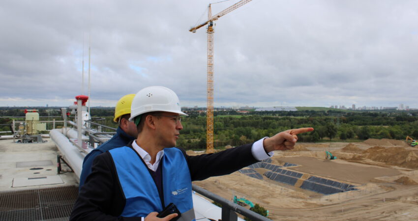 Benedikt Lux zeigt auf die Baustelle am Klärwerk Waßmannsdorf