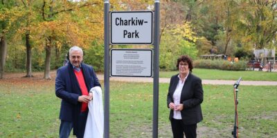 Vorsteher der Bezirksverordnetenversammlung, René Rögner-Francke und Bezirksbürgermeisterin Maren Schellenberg bei der Benennung des Charkiw-Parks in Steglitz am 24.10.2022