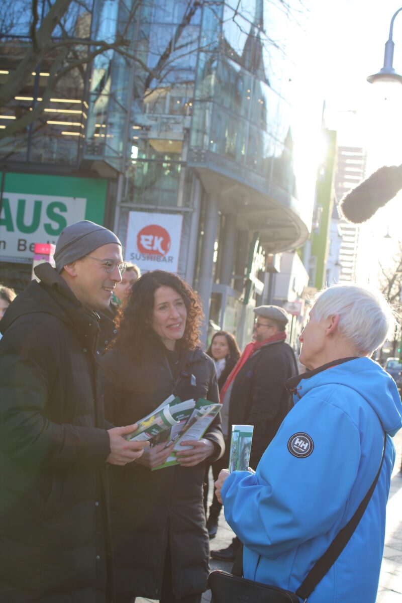 Benedikt Lux und Bettina Jarasch im Gespräch mit einer Bürgerin an der Schloßstraße