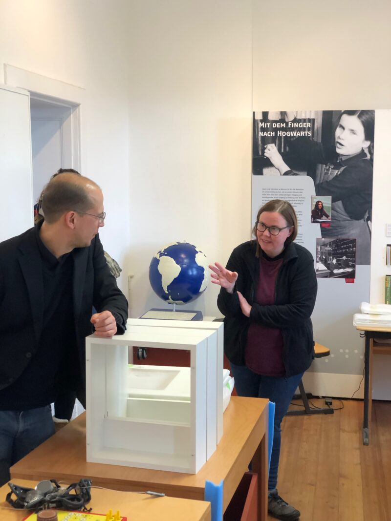 Benedikt Lux und Catrin Wahlen bei der Ausstellung im Blindenmuesum