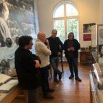 Klaus Müller (Vorstandsmitglied im Förderverein des Deutschen Blinden-Museums e.V.), Benedikt Lux, Catrin Wahlen im Gespräch bei der Ausstellung
