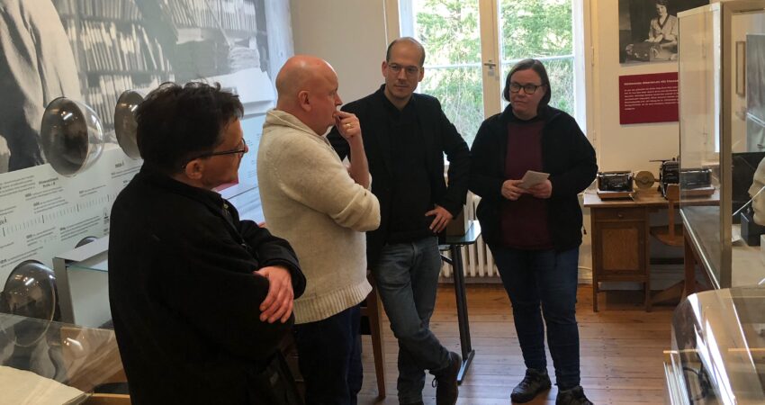 Klaus Müller (Vorstandsmitglied im Förderverein des Deutschen Blinden-Museums e.V.), Benedikt Lux, Catrin Wahlen im Gespräch bei der Ausstellung